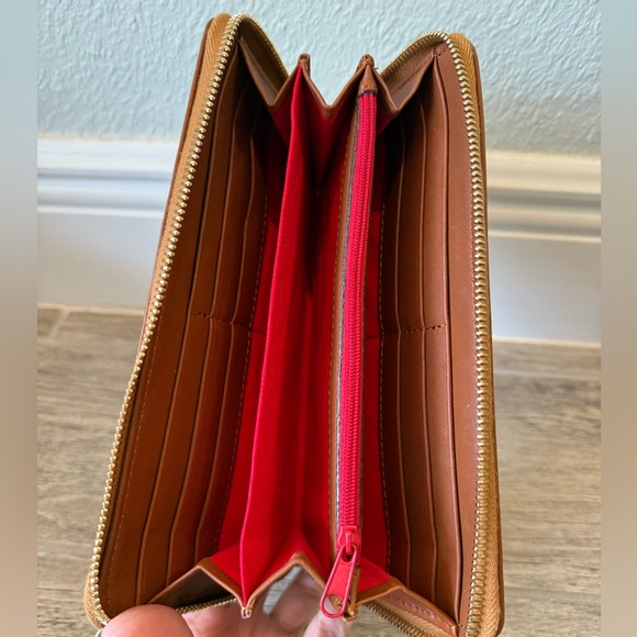 Beautiful Dooney and Bourke City Large Leather Zippered Wallet. - Picture 3 of 6